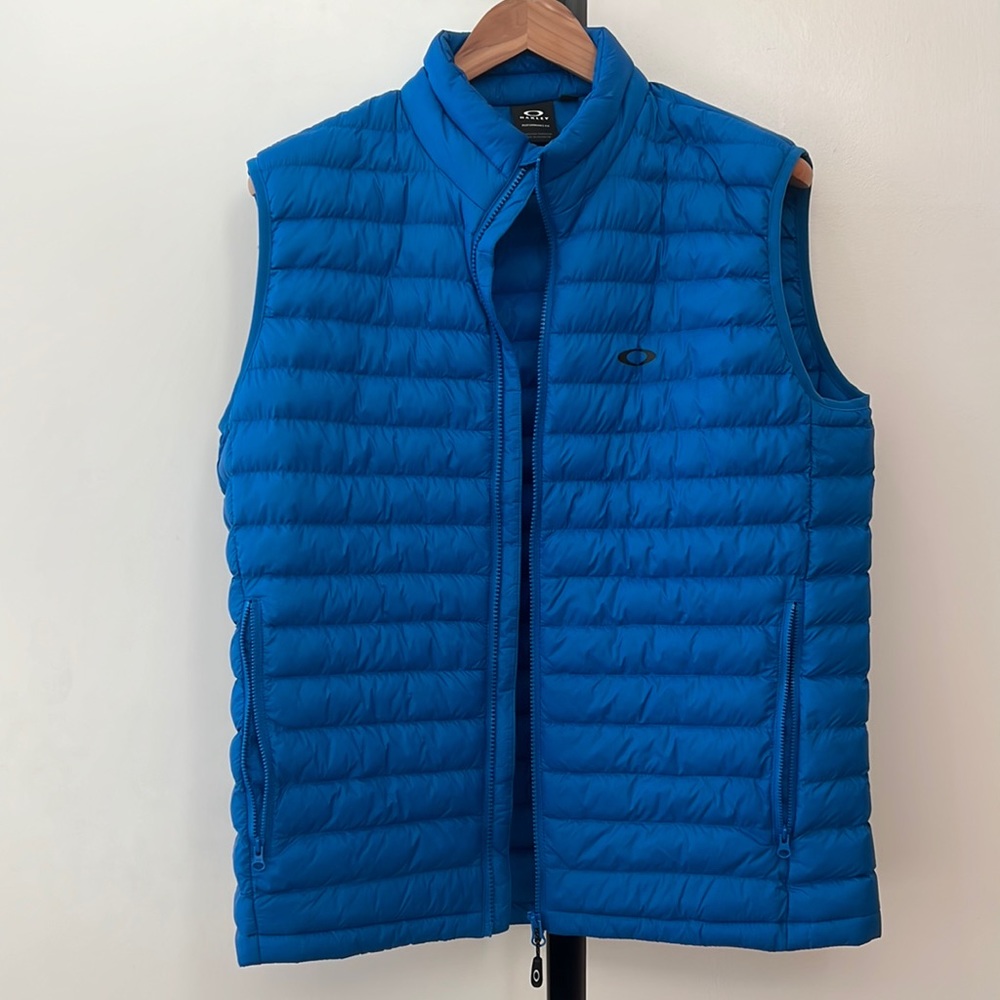 Oakley men’s blue vest size Large.